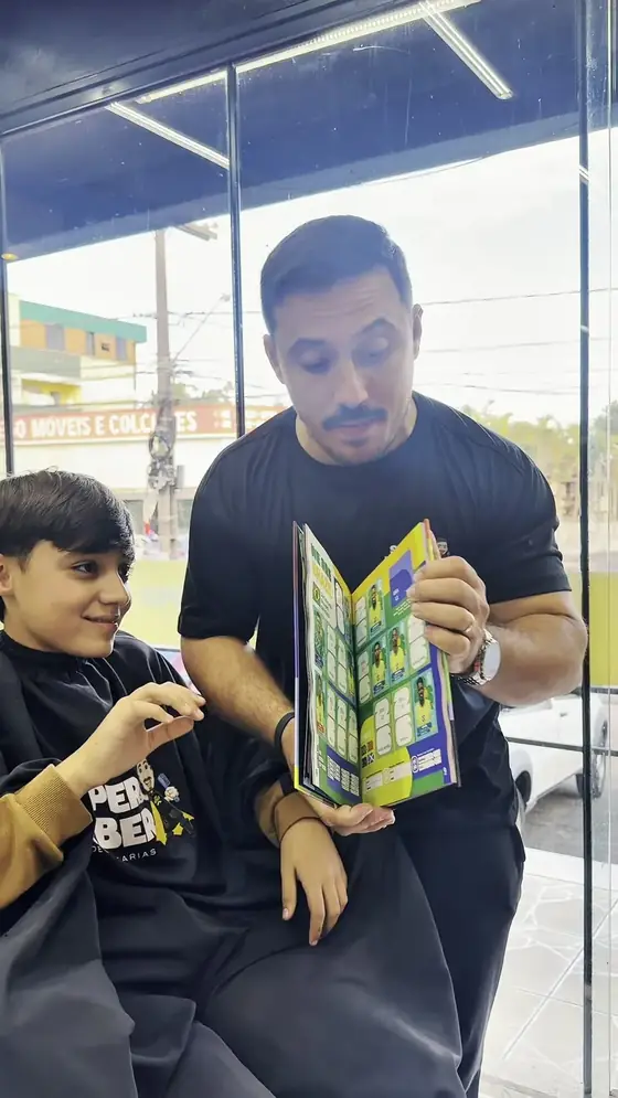 Cliente mirim mostrando o álbum durante o atendimento