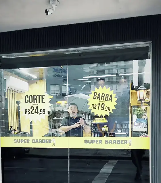 Unidade vista da rua, com o salão iluminado por dentro